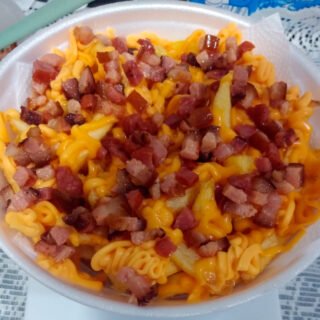 Porção de batata frita com queijo Cheddar