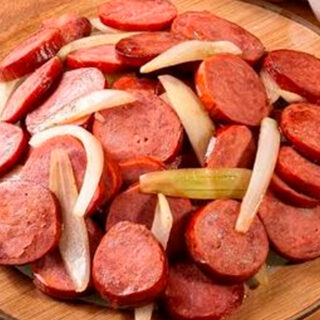 Porção de calabresa acebolada